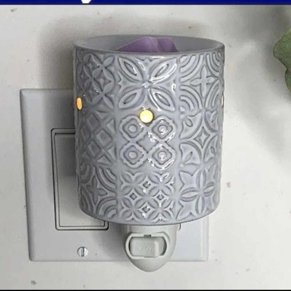 NIB Scentsy "Paloma" Mini Plug In Wax Warmer